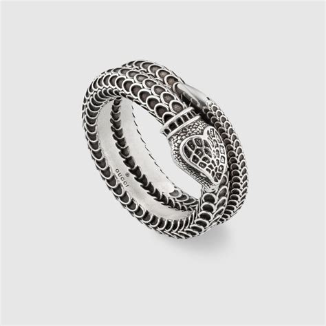 Anello Gucci Garden in argento a serpente.